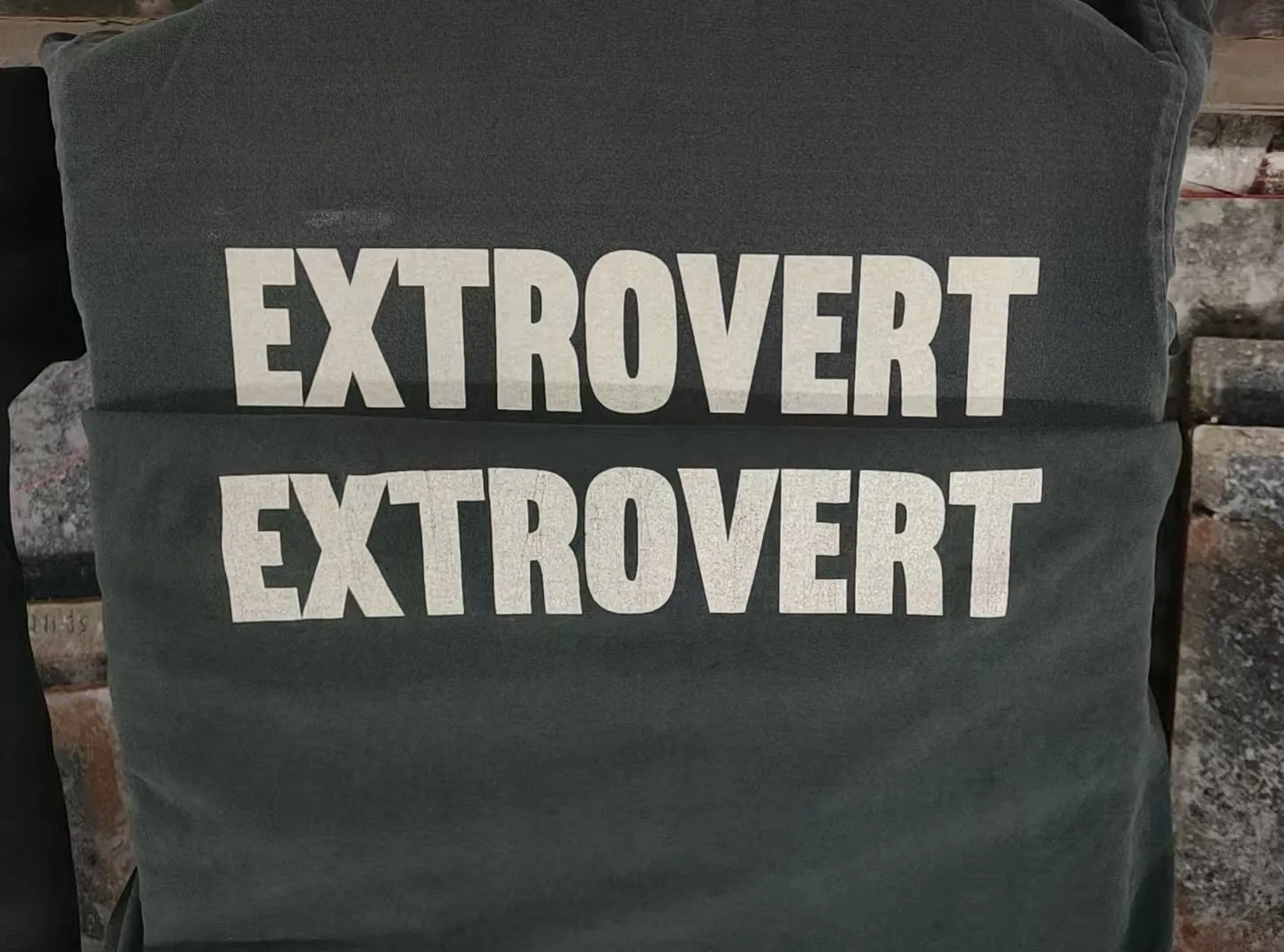 Comparison of printing proofs GALLERY DEPT. INTRO EXTRO REVERSIBLE TEE ATK series Reversible slogan TEE Washed black S-XL Ready-made garments Assut special dyed The bones are obviously whitening Rewashing water treatment The printing has an obvious distressed feeling The VINTAGE effect is full Original cylindrical fabric Loose version The printing is washed and distressed